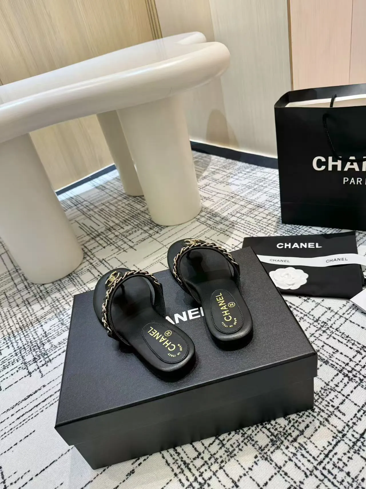 👟👟Ex-factory price 480👟👟 Top version Chanel Chanel - 2025 spring model, counter top double C sandals, this classic design; the extraordinary double C incorporates a variety of color elements... The diversified mix and match is very beautiful and versatile, very light on the foot, comfortable, super delicate and elegant, and can be used outdoors... ꫛꫀꪝ Go➫ Material: ❶Upper made of: Original imported sheepskin ❷Inner lining: Original sheepskin lining ❸Outsole based on: Original Italian genuine leather outsole Counter boutique packaging complete set for women 35–40 (customized for 41) 3 colors available (black, white, apricot)